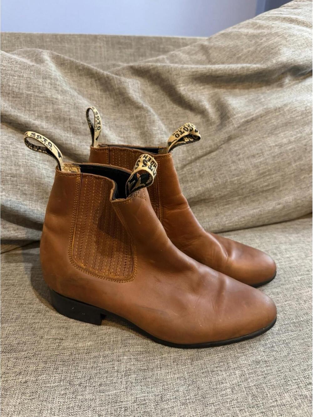 Soto Pull On Ankle Chelsea Boot Womens Size 25/7 Brown Leather